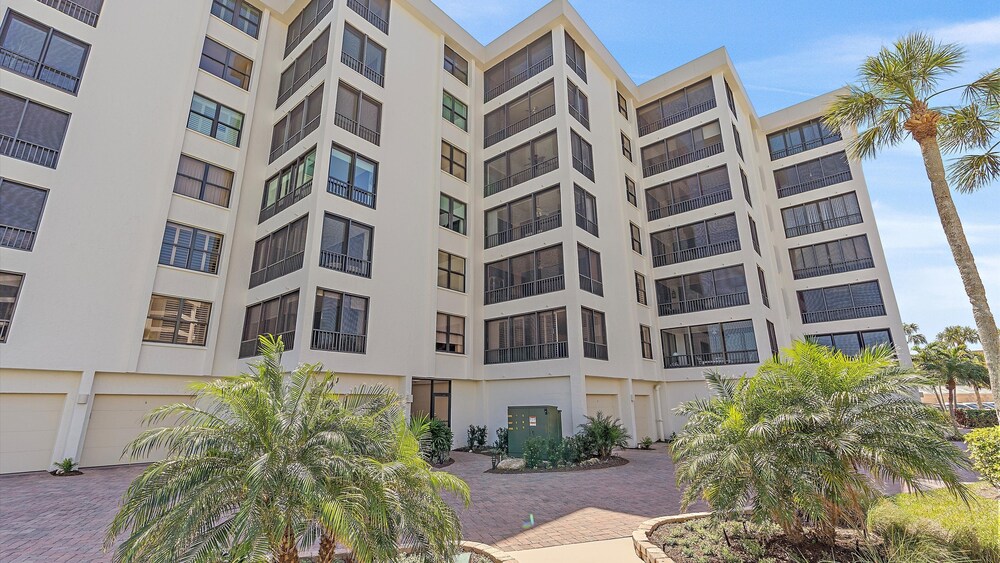 Turtle Bay Retreat 2 Bedroom Condo by RedAwning view 4