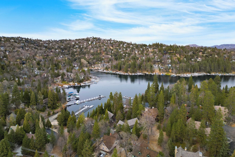 Arrowhead Lakeside Escape by Avantstay 3min Walk to Lake, Private Beach Access