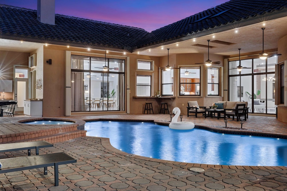 Grand 6BR Plantation Estate w/ Tennis & Pool