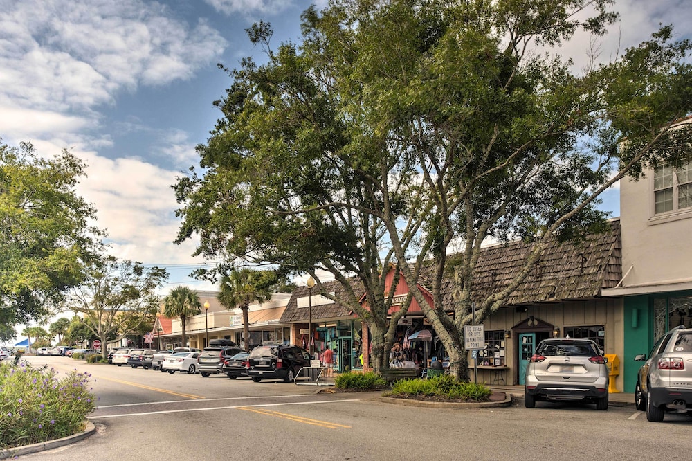 Chic St Simons Townhome w/ Patio  Pool Access! - Property Image 4