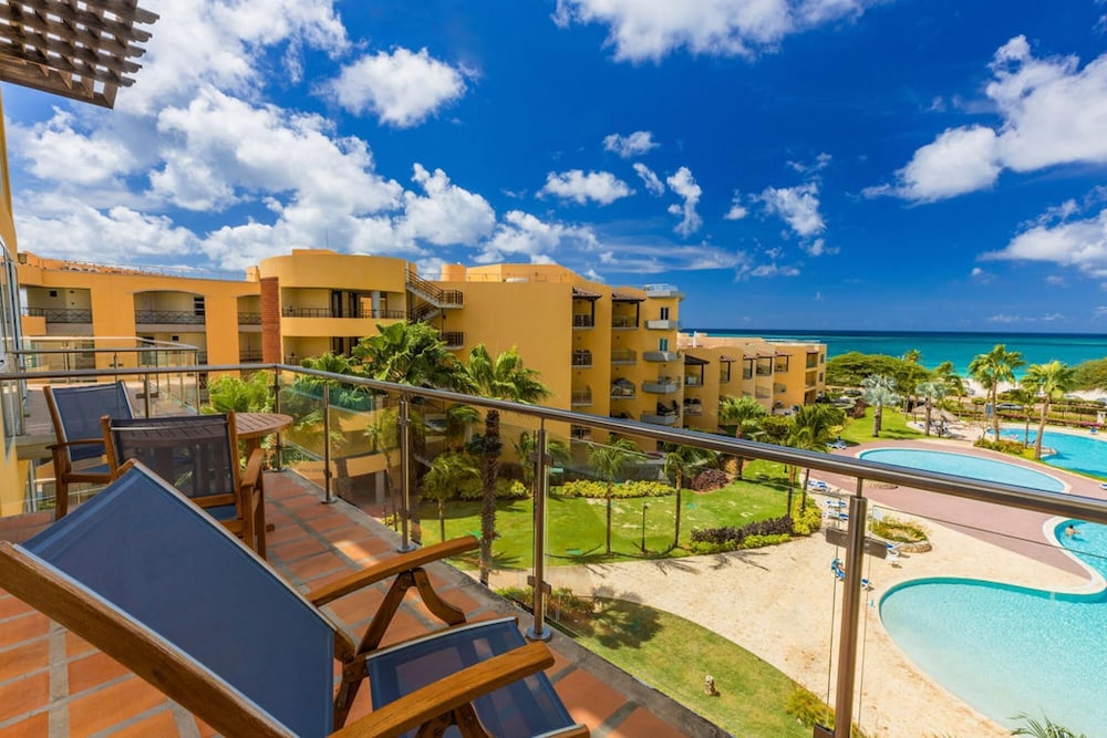 Oceanfront Penthouse 4BR w Roof Top Deck w Jacuzzi Eagle Beach