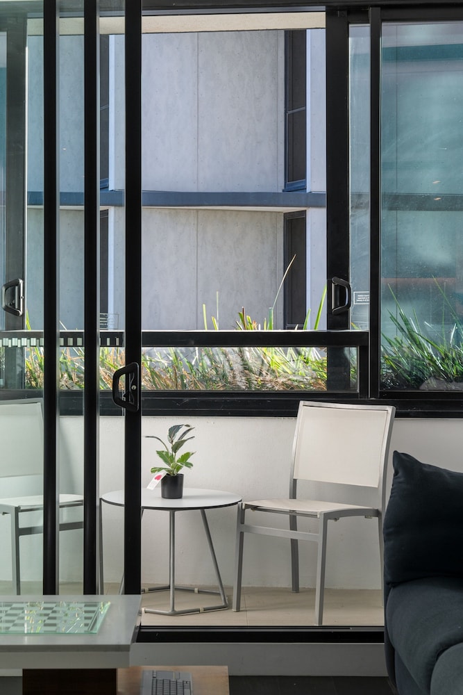 City Escape With Balcony & Resort-style Amenities