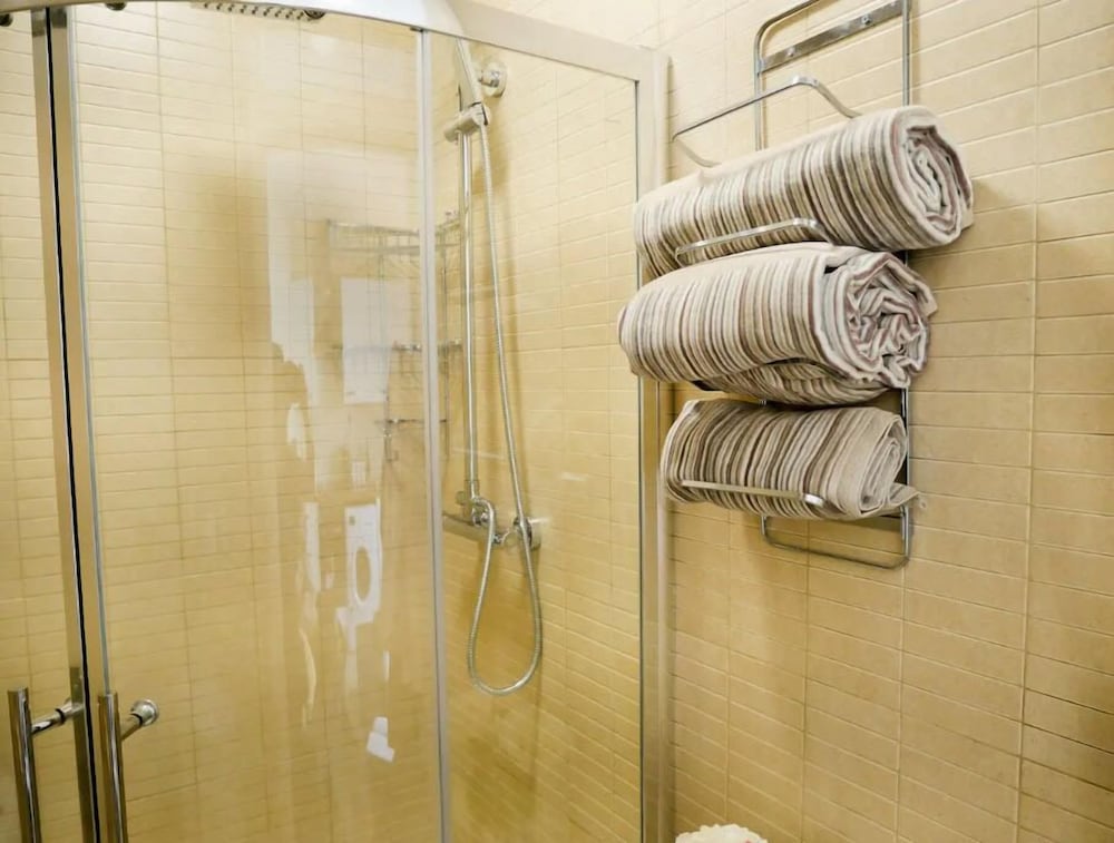 Newly Refurbished Modern Apt 10 view 5