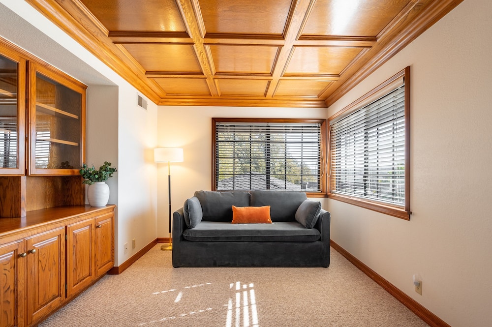 Cathedral by Avantstay Charming Secluded Estate w Sauna Pool Table Views of the Rolling Hills