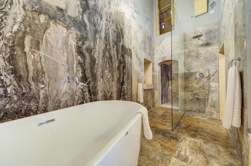 Room-ta Karmenu - An 800 Year old Modern