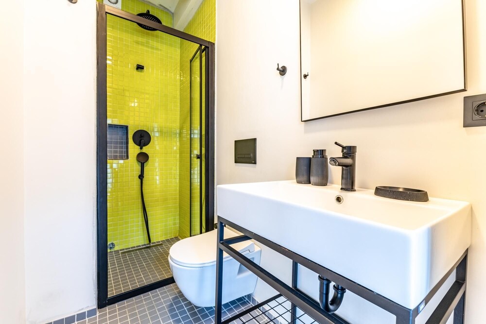 Chic Flat w French Balcony 10 min to Galata Tower