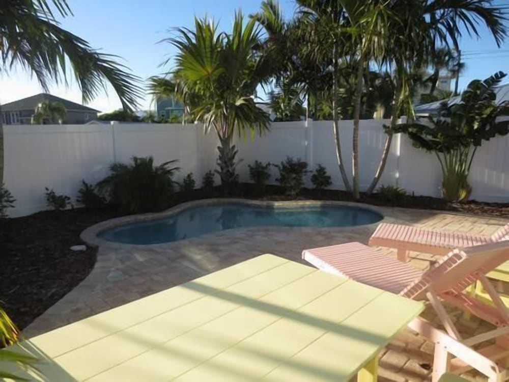 Lizzie Lu's Island Retreat