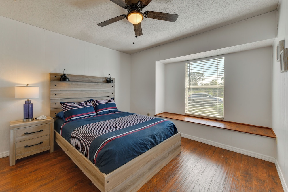 Canal-front Fishing & Pool: North Port Home