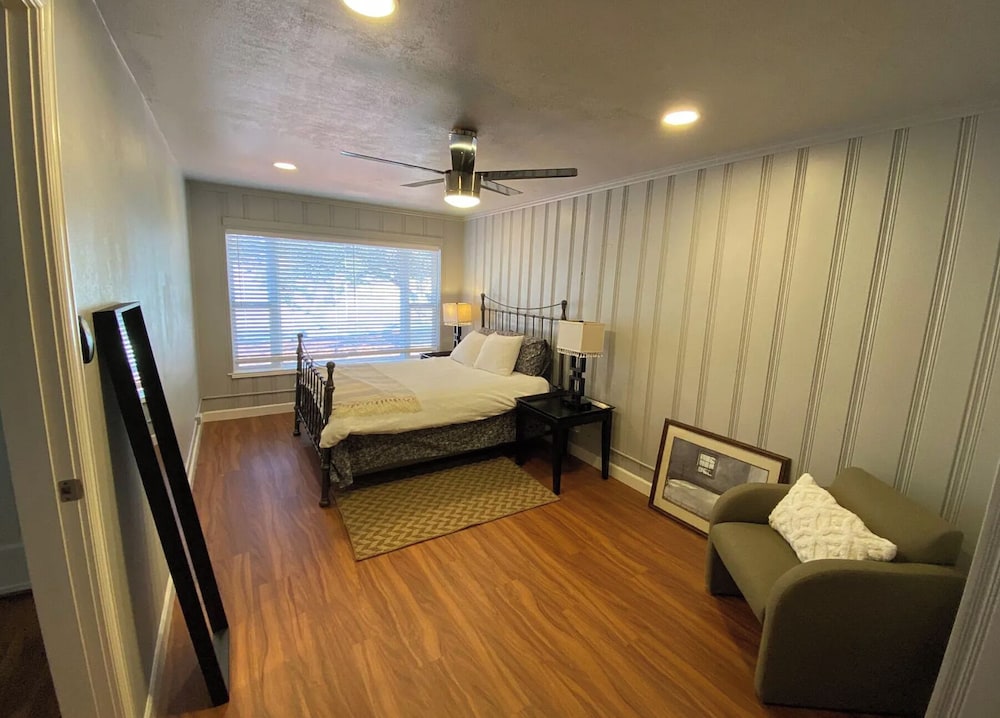 Urban Nest Garage, Sunroom & Fenced Yard