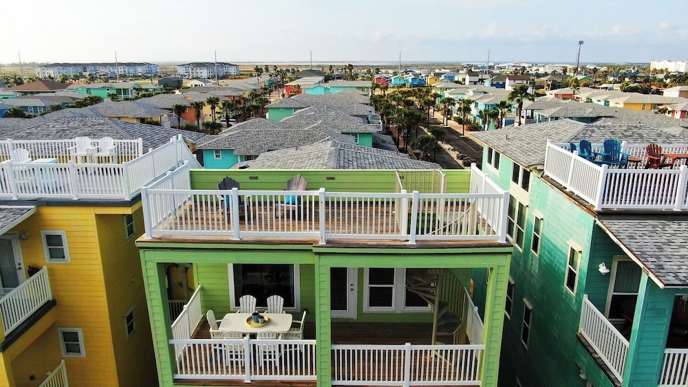 Walk to the Beach Ocean Views, Balcony Dining & Open Living Beachview 54 by Avantstay