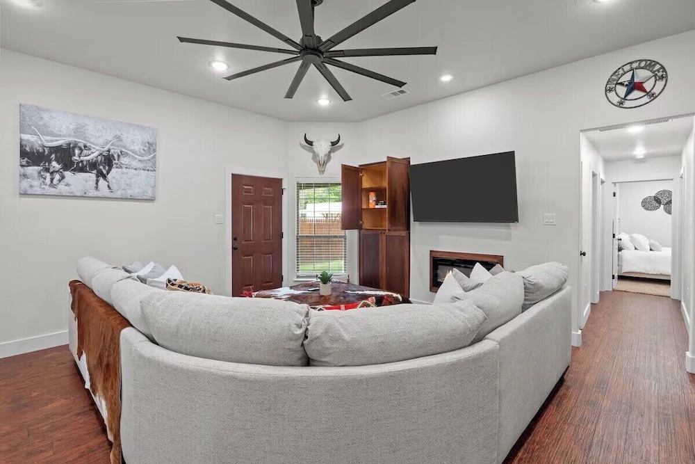 7 min to Stockyards- Cozy & Stylish Home