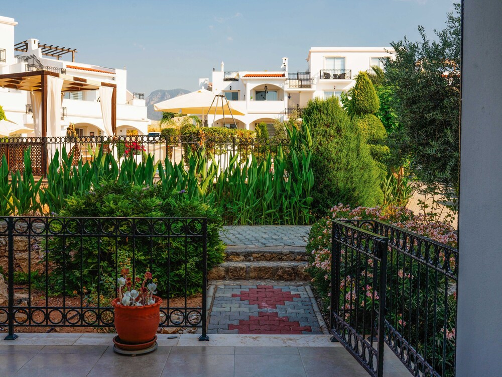 Sunny and Family Friendly Apartment Directly at the Pool
