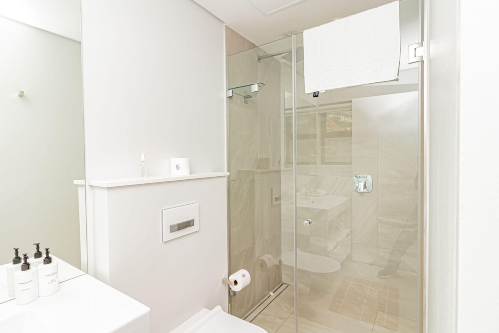 Modern Sea Point Apartment w Rooftop Deck 9 on S view 3