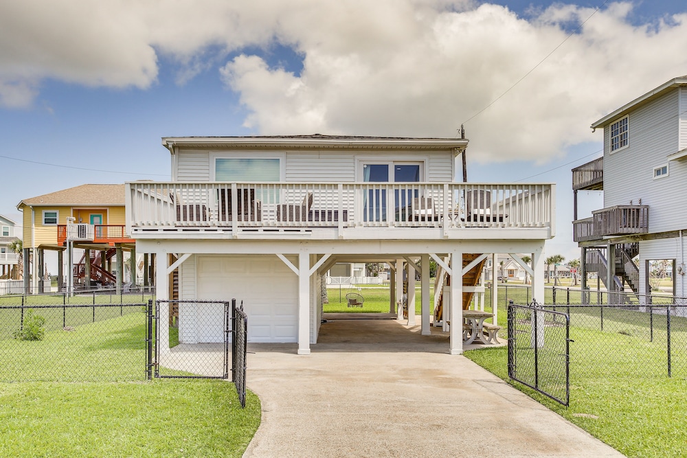 Walk to Beach: Updated Home w/ Deck in Galveston!