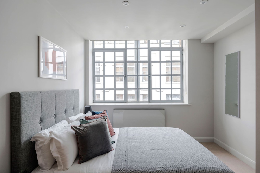 London s Calling - Farringdon - by Frankie Says