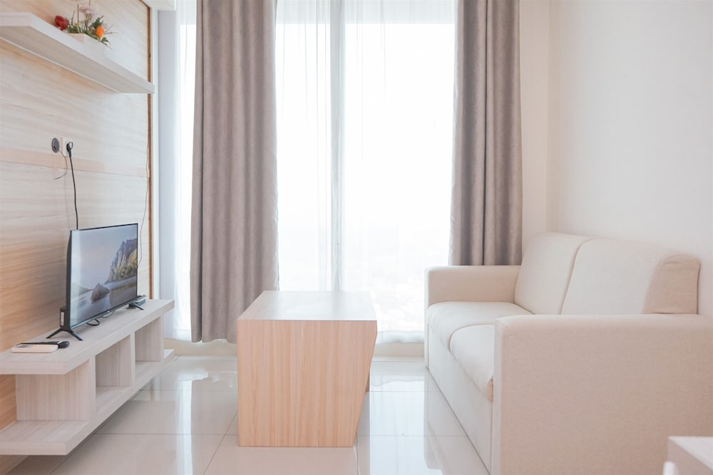 Modern Look And Homey 2Br Apartment Tree Park City Bsd