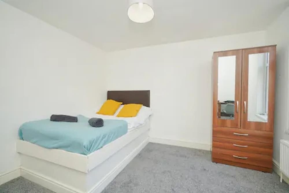 Charming Stoke-on-trent House Getaway