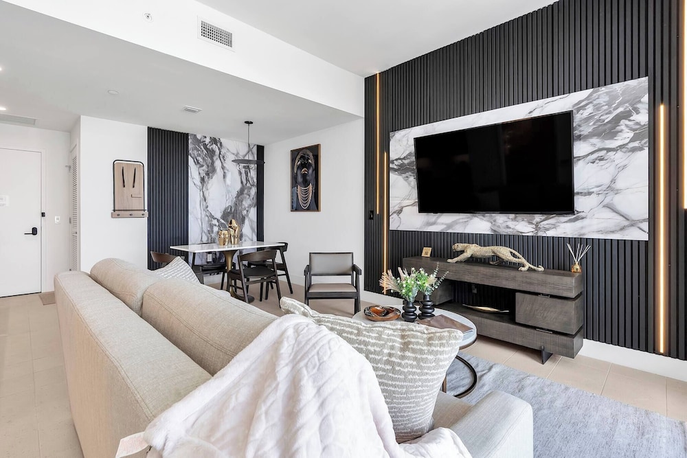Luxury 1BR Penthouse, Bay & City Views Downtown