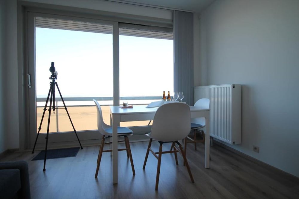 Huswell - Beach Studio With Balcony Sea View