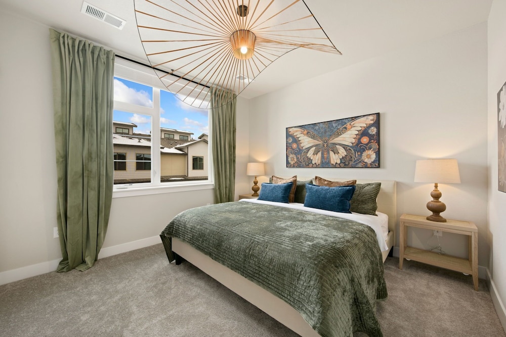 The Landmark 2 King Beds, Garage & Fireplace