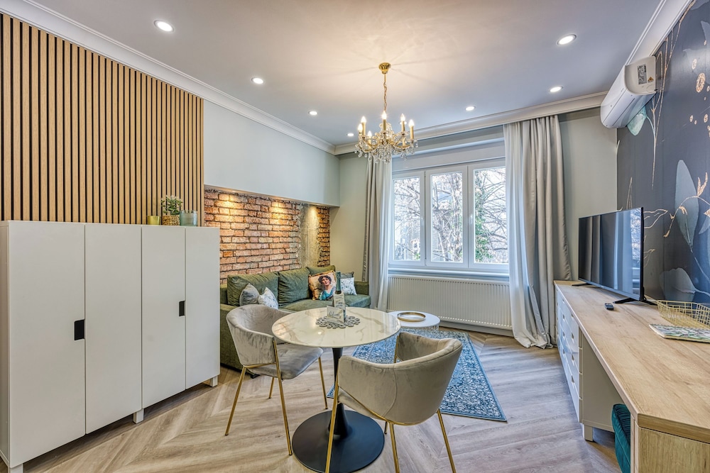 Boutique Downtown Studio with Balcony 1