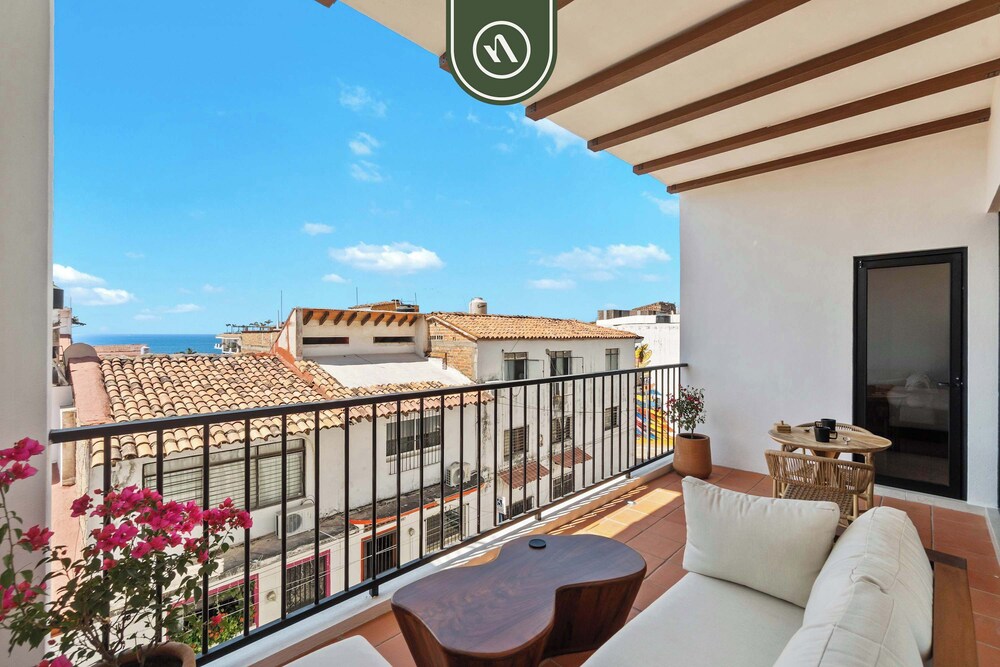 Luxury 2 BR - Downtown - Pool - Sunset in Terrace