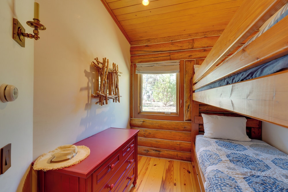 Sun Valley Log Home w/ Hot Tub & Mtn Views!