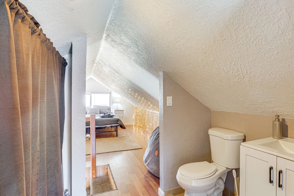 < 1 Mi to Lake Almanor: Home w/ Furnished Decks!