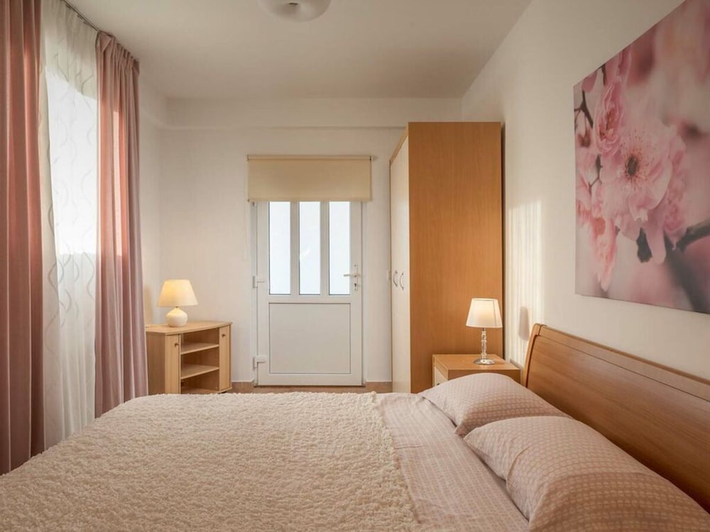 Villa Rosy Comfortable Holiday Residence