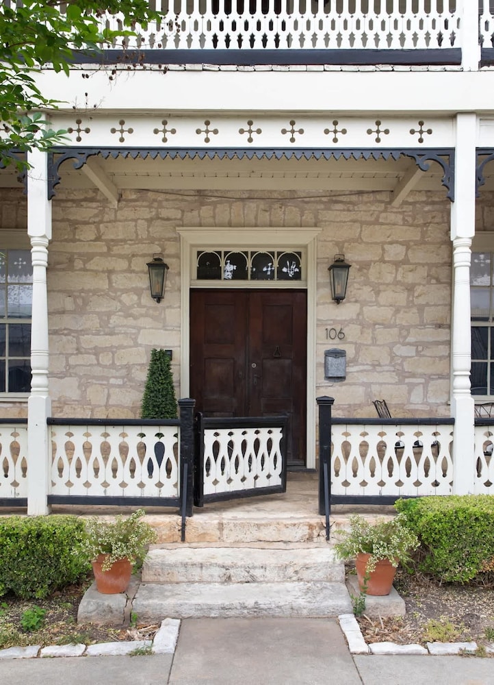 Luxurious Historic 5BR Fredericksburg inn w spa