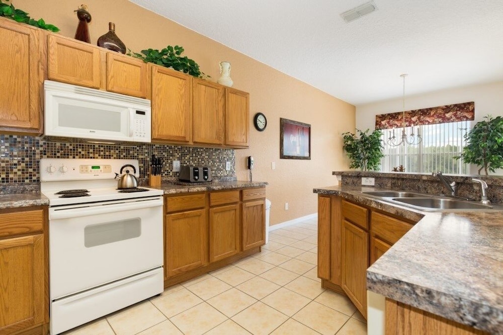 Stunning Golf Community Villa W/ Pool Near Disney 4 Bedroom Villa