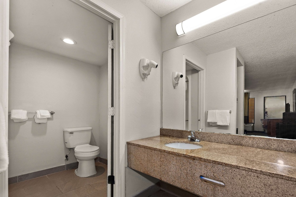 Lumberton Vacations - Rodeway Inn - Property Image 10