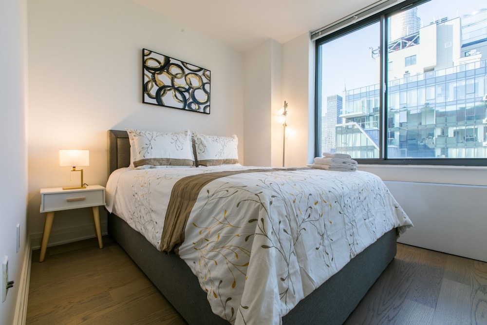 Bright 2 Bedrooms 2 Bathrooms Unit With Balcony