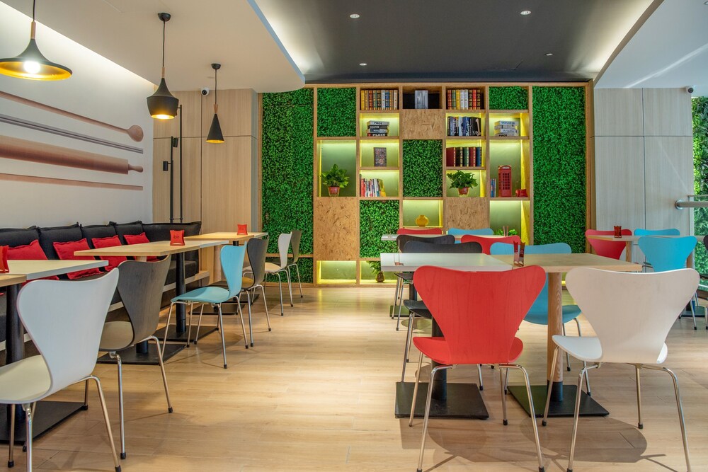 ibis Xinzhou Qiyi Road Hotel