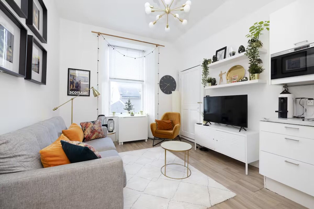 Bright and Modern Flat with desk