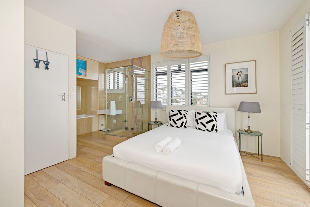 2 Bed Bantry Bay City and Sea View 100m to Beach