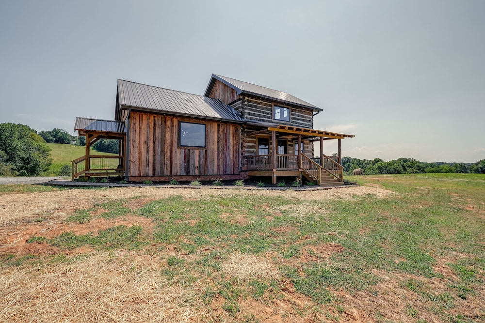Bedford Cabin w/ Porch, 5 Mi to Historic District! view 3