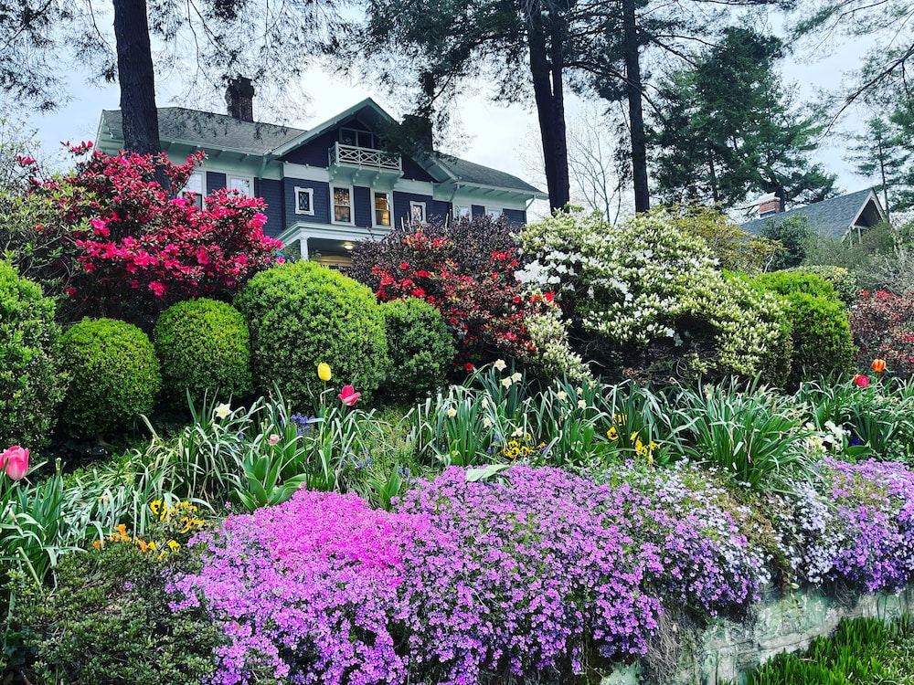 Hotel Abbington Green Bed & Breakfast Inn - Image 1