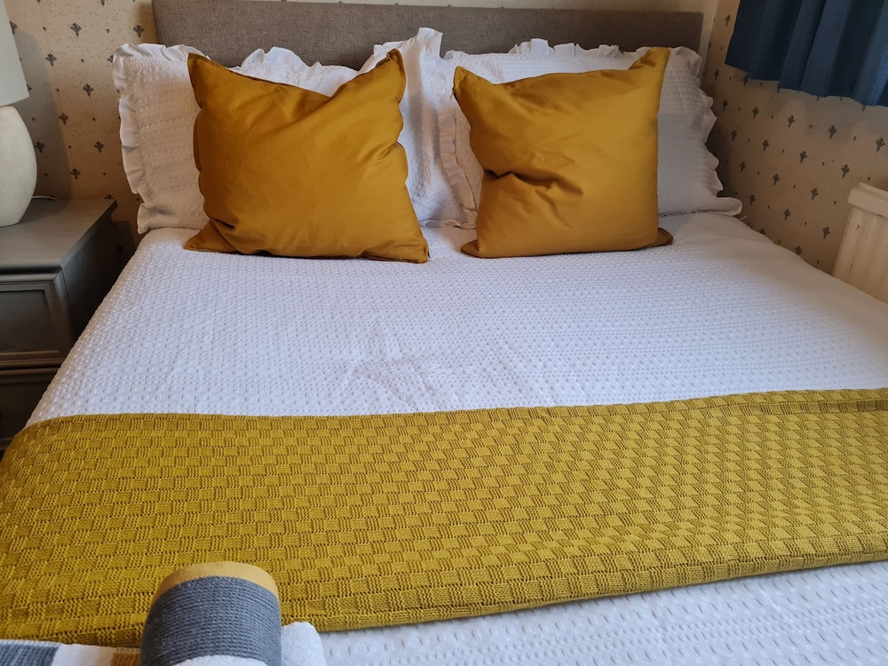 Immaculate 3-bed House With Free Parking in Bolton view 3