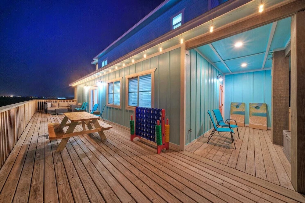 Sleeps 22! 2 Homes Priv Pool, Putting Green, Bar, Deck, Prime Port A Location