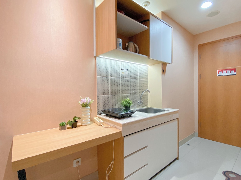 Peach Tone Studio At Evenciio Margonda Apartment