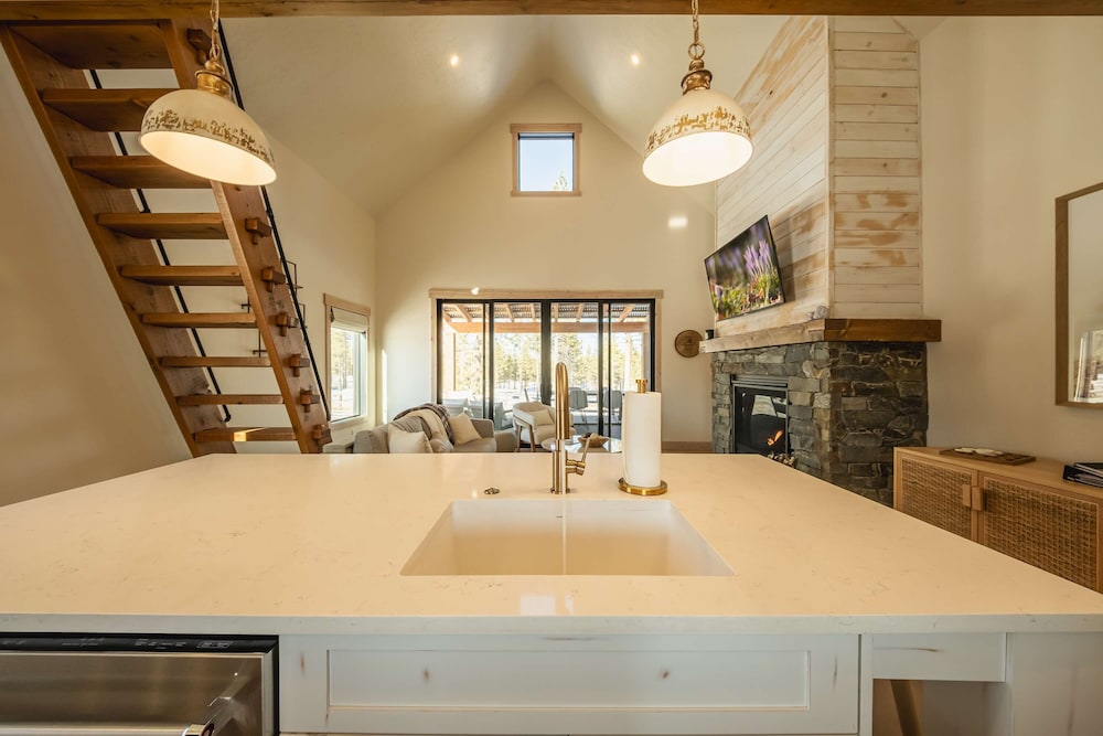Wilderness Club Nest Modern Cabin Retreat for 9 w/ Hot Tub