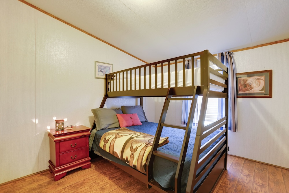 Play Games, Bike & Unwind: Cleveland Family Home!