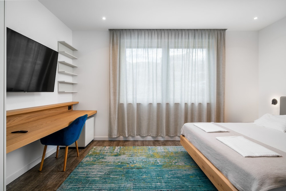 Acadia Beach Villas & Apartments, Slatine
