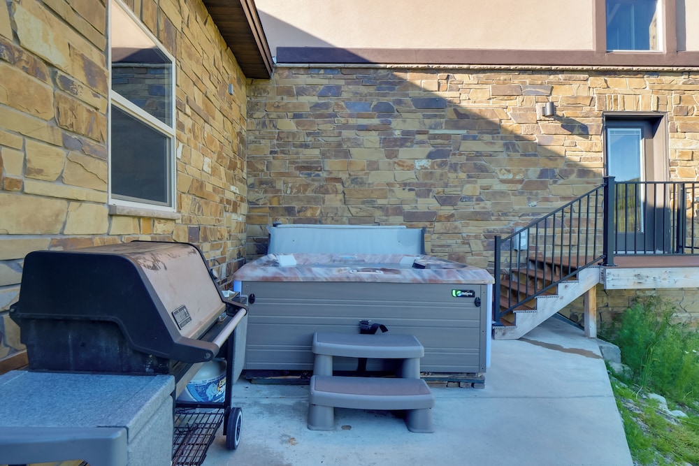 Aspen Grove Views: Spacious Duplex 5 Mi to Breck
