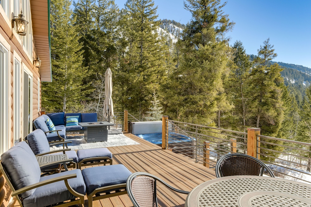 Wyoming Cabin w/ Hot Tub & Mountain-view Deck