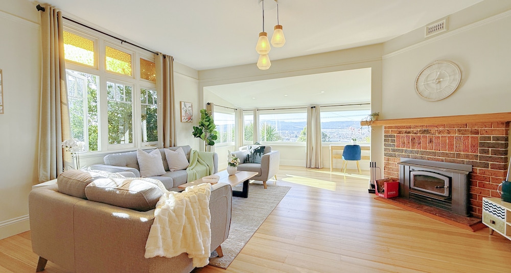 StayAU 2BR Home w/ Stunning Views in Tasmania