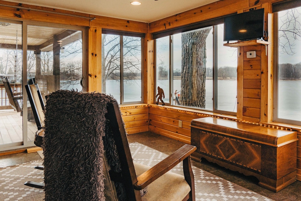 Lakefront Getaway w/ Fire Pit in Akron