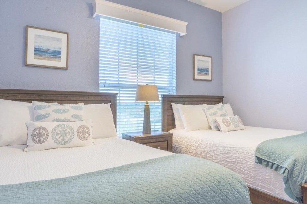 Lakeview Penthouse Elegance 3 Bedroom Condo by RedAwning