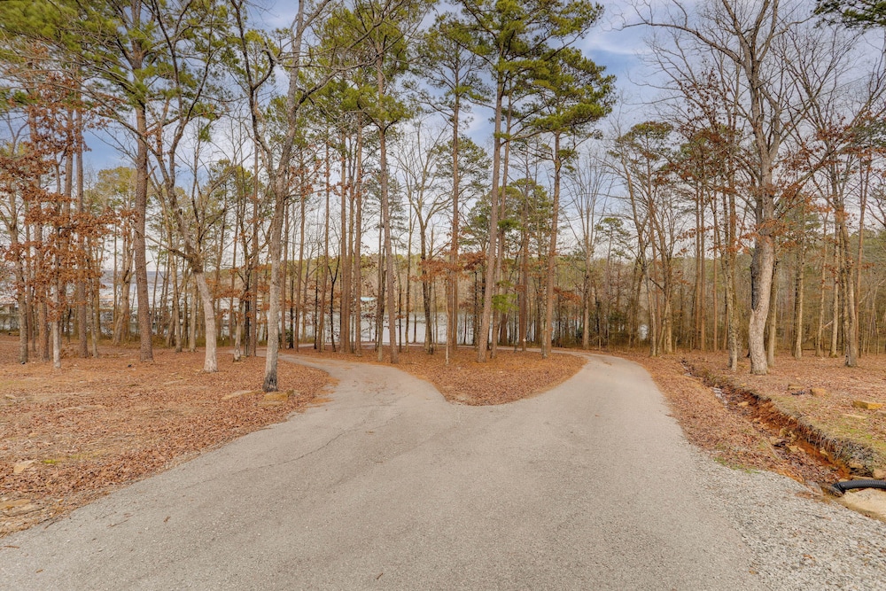 Greers Ferry Lake Access & Deck: Group Getaway!